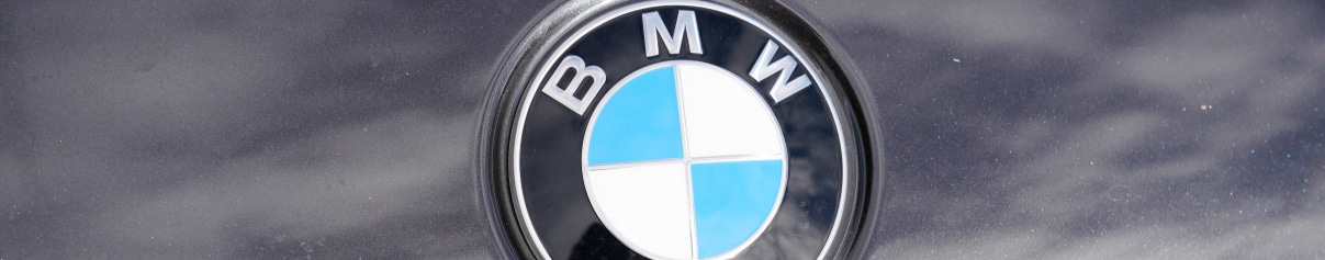 BMW merkki auton nokassa